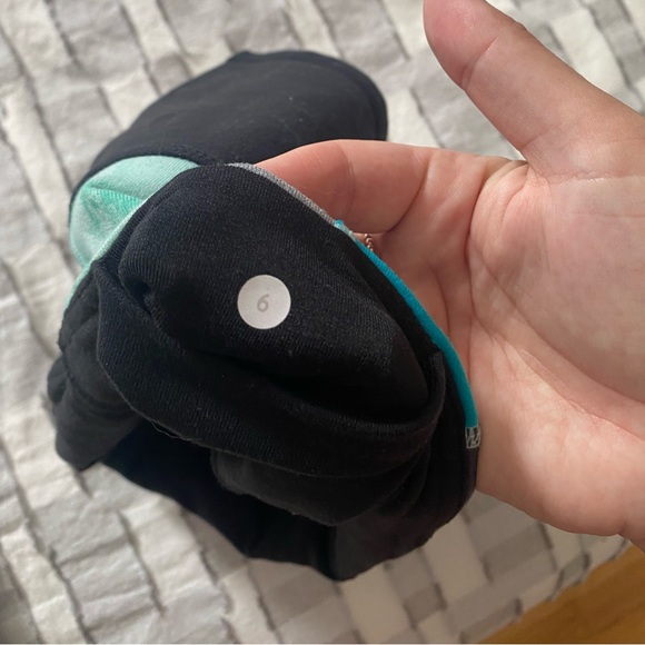 Size 6 lululemon shorts 4 inch - Picture 4 of 4